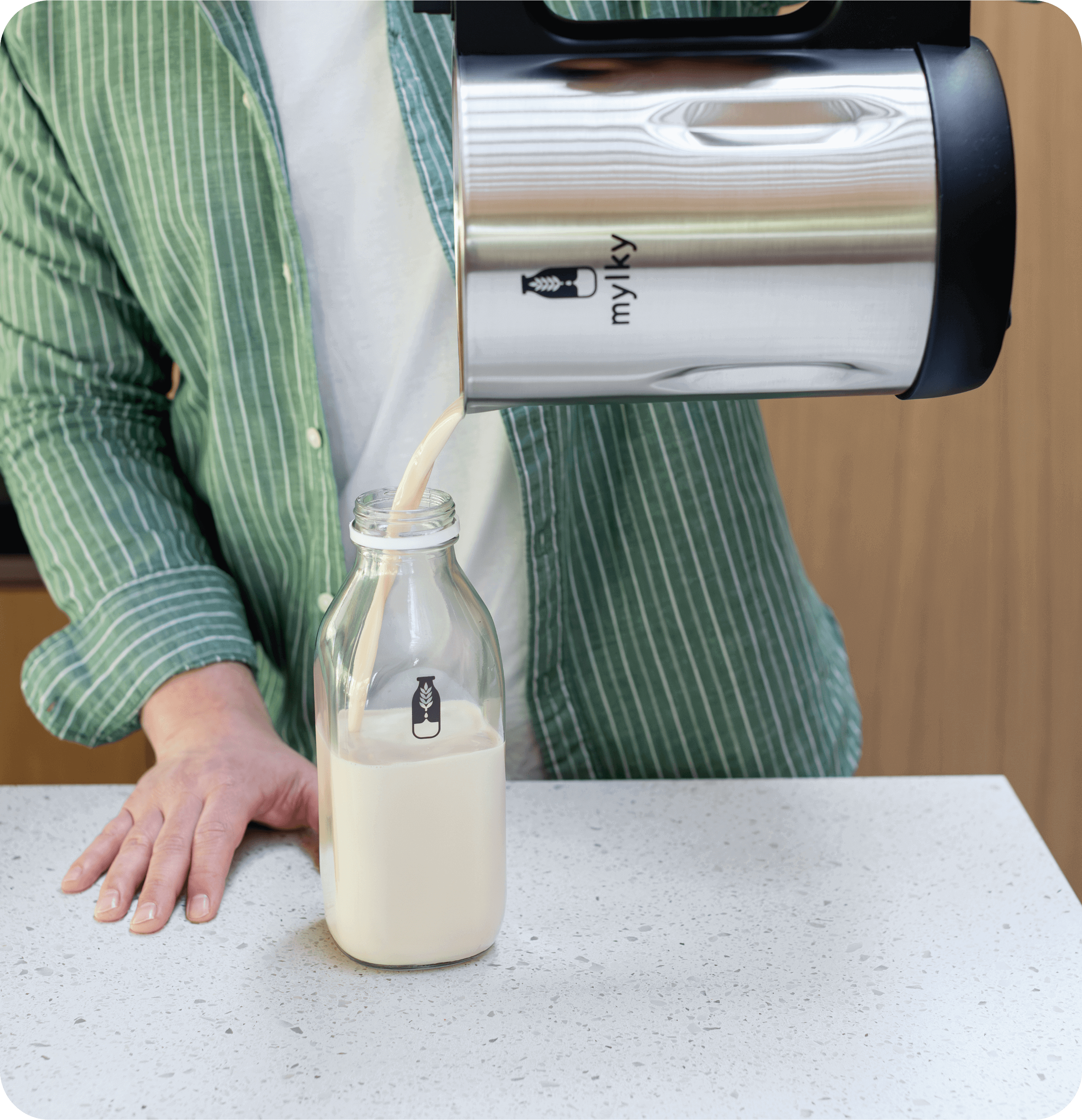 Versare il latte vegetale Mylky Blazing Skills in una bottiglia di vetro